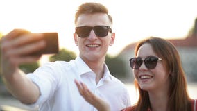 Jong paar op de vergadering Romantisch Paar die een Selfie met Smartphone nemen Liefde, Romaans dateren, stock videobeelden Jong paar op de vergadering Romantisch Paar die een Selfie met Smartphone nemen Liefde, Romaans dateren, stock videobeelden