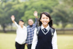 Jong studentenmeisje met ouder in school royalty-vrije stock afbeelding Jong studentenmeisje met ouder in school royalty-vrije stock afbeelding