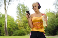 Jonge atletische vrouw met slimme telefoon stock fotografie Jonge atletische vrouw met slimme telefoon stock fotografie