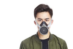 Jonge Aziatische mens die een gasmasker dragen royalty-vrije stock afbeeldingen Jonge Aziatische mens die een gasmasker dragen royalty-vrije stock afbeeldingen