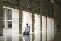 Jonge Aziatische mens die Salat op de moskee doen stock fotografie Jonge Aziatische mens die Salat op de moskee doen stock fotografie