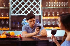 Jonge Aziatische van de paar samen man en vrouw gerinkelglazen stock foto Jonge Aziatische van de paar samen man en vrouw gerinkelglazen stock foto