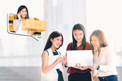 Jonge Aziatische vrouwen of medewerkers die laptop computer met behulp van die online samen winkelen Het bedrijfseigenaarmeisje b royalty-vrije stock fotografie Jonge Aziatische vrouwen of medewerkers die laptop computer met behulp van die online samen winkelen Het bedrijfseigenaarmeisje b royalty-vrije stock fotografie