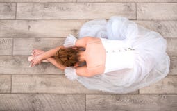 Jonge ballerina in pointeschoenen bij vloer stock afbeelding Jonge ballerina in pointeschoenen bij vloer stock afbeelding