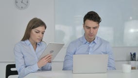 Jonge Bedrijfsmensen die aan Tablet en Laptop werken stock footage Jonge Bedrijfsmensen die aan Tablet en Laptop werken stock footage