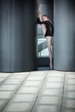 Jonge bevallige ballerina in zwart badpak Stock Afbeelding Jonge bevallige ballerina in zwart badpak Stock Afbeelding