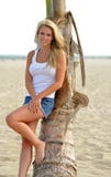 Jonge blonde vrouw bij het strand stock foto's Jonge blonde vrouw bij het strand stock foto's