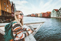 Jonge blondevrouw die in de stad Noorwegen reizen van Trondheim royalty-vrije stock foto Jonge blondevrouw die in de stad Noorwegen reizen van Trondheim royalty-vrije stock foto