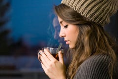 Jonge brunette met hete thee. stock afbeeldingen Jonge brunette met hete thee. stock afbeeldingen