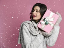 Jonge de greepgift van het vrouwenportret Glimlachend gelukkig meisje op roze achtergrond royalty-vrije stock foto's Jonge de greepgift van het vrouwenportret Glimlachend gelukkig meisje op roze achtergrond royalty-vrije stock foto's