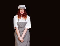 Jonge de vrouwen zwarte eenvormige geïsoleerde witte van de van de achtergrond chef-kokkok de emotieglimlach schorthoed royalty-vrije stock afbeelding Jonge de vrouwen zwarte eenvormige geïsoleerde witte van de van de achtergrond chef-kokkok de emotieglimlach schorthoed royalty-vrije stock afbeelding