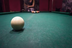 Jonge donkerbruine meisje het spelen snooker royalty-vrije stock afbeelding Jonge donkerbruine meisje het spelen snooker royalty-vrije stock afbeelding