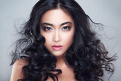 Jonge en mooie Aziatische vrouw met krullend haar stock fotografie Jonge en mooie Aziatische vrouw met krullend haar stock fotografie
