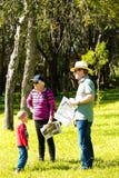 Jonge Families bij een parkpicknick stock afbeelding Jonge Families bij een parkpicknick stock afbeelding
