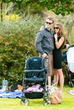 Jonge Families bij een parkpicknick royalty-vrije stock foto's Jonge Families bij een parkpicknick royalty-vrije stock foto's