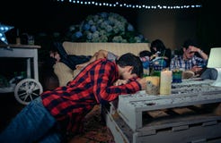 Jonge gedronken en vermoeide vrienden die daarna slapen stock fotografie Jonge gedronken en vermoeide vrienden die daarna slapen stock fotografie