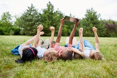 Jonge geitjes die een selfie op het gras nemen royalty-vrije stock afbeelding Jonge geitjes die een selfie op het gras nemen royalty-vrije stock afbeelding