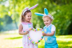Jonge geitjes die pret op paaseijacht hebben stock foto Jonge geitjes die pret op paaseijacht hebben stock foto