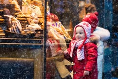 Jonge geitjes die suikergoed en gebakje op Kerstmismarkt bekijken stock afbeeldingen Jonge geitjes die suikergoed en gebakje op Kerstmismarkt bekijken stock afbeeldingen