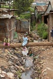 Jonge geitjes en riolering, Kibera Kenia Jonge geitjes en riolering, Kibera Kenia