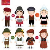 Jonge geitjes in verschillende traditionele kostuums stock illustratie Jonge geitjes in verschillende traditionele kostuums stock illustratie