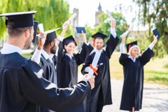 jonge gelukkige studenten die graduatie samen vieren royalty-vrije stock foto's jonge gelukkige studenten die graduatie samen vieren royalty-vrije stock foto's