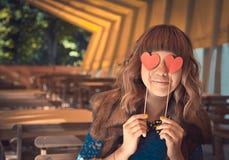 Jonge gelukkige vrouw die twee harten houden stock fotografie Jonge gelukkige vrouw die twee harten houden stock fotografie