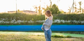 Jonge gelukkige zwangere vrouw die en van het leven in aard ontspannen genieten Mistig dalingseiland Copyspace Stock Fotografie Jonge gelukkige zwangere vrouw die en van het leven in aard ontspannen genieten Mistig dalingseiland Copyspace Stock Fotografie