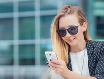Jonge gilr met mobiele telefoon royalty-vrije stock afbeeldingen Jonge gilr met mobiele telefoon royalty-vrije stock afbeeldingen