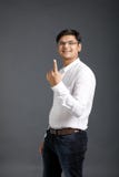 Jonge Indische kiezer die vinger tonen, royalty-vrije stock foto Jonge Indische kiezer die vinger tonen, royalty-vrije stock foto
