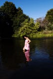 Jonge Japanse Amerikaanse Vrouw die zich in Rivier bevinden Stock Foto Jonge Japanse Amerikaanse Vrouw die zich in Rivier bevinden Stock Foto