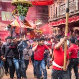 Jonge jongens die aan een plechtige optocht deelnemen stock fotografie Jonge jongens die aan een plechtige optocht deelnemen stock fotografie