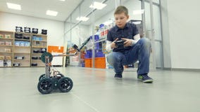Jonge jongensingenieur die zelf-gemaakte robot testen bij technieklaboratorium stock videobeelden Jonge jongensingenieur die zelf-gemaakte robot testen bij technieklaboratorium stock videobeelden
