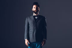 Jonge knappe gebaarde Kaukasische mens die binnen stellen Perfect huid en kapsel Het dragen van elegant jasje, jeans studio royalty-vrije stock afbeelding Jonge knappe gebaarde Kaukasische mens die binnen stellen Perfect huid en kapsel Het dragen van elegant jasje, jeans studio royalty-vrije stock afbeelding
