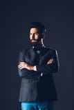 Jonge knappe gebaarde Kaukasische mens die binnen stellen Perfect huid en kapsel Het dragen van elegant jasje, jeans studio stock foto's Jonge knappe gebaarde Kaukasische mens die binnen stellen Perfect huid en kapsel Het dragen van elegant jasje, jeans studio stock foto's