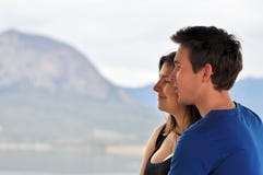 Jonge man & vrouw die op vakantie glimlachen stock foto Jonge man & vrouw die op vakantie glimlachen stock foto
