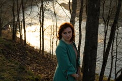 Jonge maniervrouw die en van zonsondergang ontspannen genieten dichtbij een rivier in Bauska, Letland, 2019 royalty-vrije stock foto Jonge maniervrouw die en van zonsondergang ontspannen genieten dichtbij een rivier in Bauska, Letland, 2019 royalty-vrije stock foto