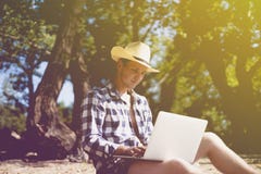 Jonge mannelijke reis grafische ontwerper die freelancer met lapop aan strand werken royalty-vrije stock foto Jonge mannelijke reis grafische ontwerper die freelancer met lapop aan strand werken royalty-vrije stock foto
