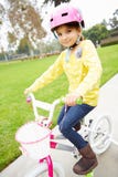 Jonge meisjes berijdende fiets in park royalty-vrije stock foto Jonge meisjes berijdende fiets in park royalty-vrije stock foto