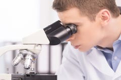 Jonge mens die chemische elementen in laboratorium bestuderen royalty-vrije stock fotografie Jonge mens die chemische elementen in laboratorium bestuderen royalty-vrije stock fotografie