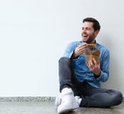Jonge mens die Chinees voedsel met eetstokjes eten stock fotografie Jonge mens die Chinees voedsel met eetstokjes eten stock fotografie