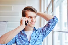 Jonge mens die met smartphone roepen royalty-vrije stock foto's Jonge mens die met smartphone roepen royalty-vrije stock foto's