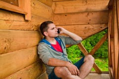 Jonge mens die mobiele telefoon uitnodigt Bergen Stock Fotografie Jonge mens die mobiele telefoon uitnodigt Bergen Stock Fotografie