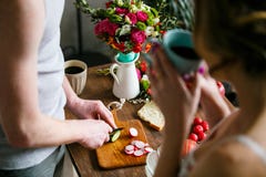 Jonge mens die ontbijt samen met zijn meisje maken stock afbeeldingen Jonge mens die ontbijt samen met zijn meisje maken stock afbeeldingen