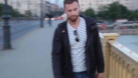Jonge mens die over de brug lopen stock footage Jonge mens die over de brug lopen stock footage