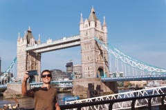Jonge mens die selfie in Londen met Torenbrug nemen op achtergrond royalty-vrije stock foto's Jonge mens die selfie in Londen met Torenbrug nemen op achtergrond royalty-vrije stock foto's