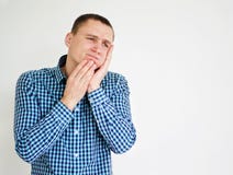 Jonge mens die tandenpijn hebben Op wit stock foto Jonge mens die tandenpijn hebben Op wit stock foto