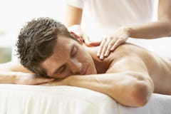 Jonge Mens die van Massage geniet bij Kuuroord royalty-vrije stock afbeelding Jonge Mens die van Massage geniet bij Kuuroord royalty-vrije stock afbeelding