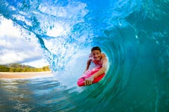 Jonge mens het surfen royalty-vrije stock afbeeldingen Jonge mens het surfen royalty-vrije stock afbeeldingen