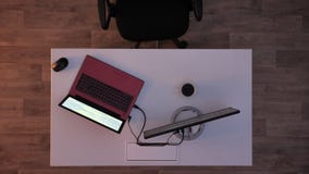 Jonge mens het typen op laptop en dan nemend zijn flitsaandrijving en het weglopen wanneer de lichten aanzetten, directeur die bi stock footage Jonge mens het typen op laptop en dan nemend zijn flitsaandrijving en het weglopen wanneer de lichten aanzetten, directeur die bi stock footage